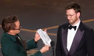 Khoảnh khắc tặng nội y gây sốc ở Oscar