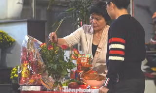 Người Hà Nội cúng Giao thừa ở vỉa hè, ban công chung cư 