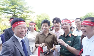 Hàng nghìn người tham quan gian hàng ở Chủ Nhật Đỏ 