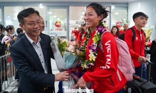 Đội tuyển điền kinh Việt Nam được chào đón nồng nhiệt khi trở về từ SEA Games 33