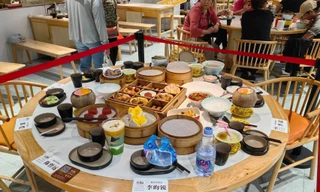 Phản đối lý do nhà hàng giữ nguyên bàn ăn thừa của người nổi tiếng