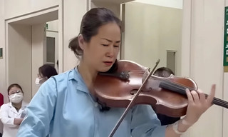 Hàng triệu người xem nữ bệnh nhân chơi đàn ở Bệnh viện Bạch Mai