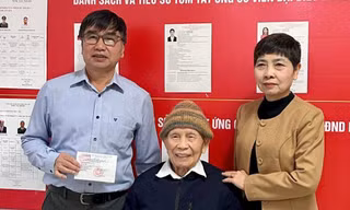 Cử tri 100 tuổi từng tham gia tất cả các kỳ bầu cử Quốc hội đi bỏ phiếu sớm