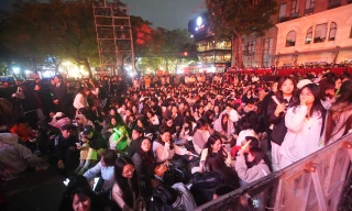 Biển người đổ về trước Nhà hát Lớn Hà Nội