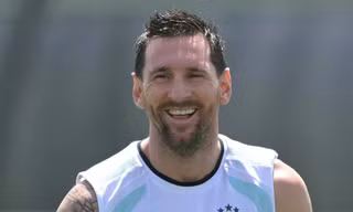 Lý do Messi bật cười khi an ninh sân bay kiểm tra