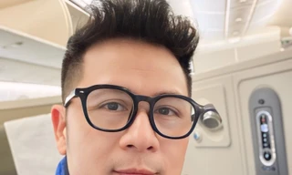 Bằng Kiều trình diễn trên sân khấu lung linh, có múa “yểm trợ” nhưng vẫn bị khán giả “soi” giọng hát. Ảnh nhỏ: Nam ca sĩ chật vật hát ca khúc “tủ” ở Ninh Bình (ảnh chụp lại từ clip)