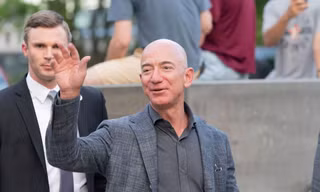 Tỷ phú Jeff Bezos sắp mua Liverpool