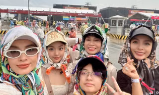 Ba thế hệ trong gia đình Thúy Hằng, Thúy Hạnh đội mưa xem concert G-Dragon 