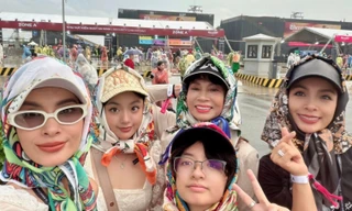 Ba thế hệ trong gia đình Thúy Hằng, Thúy Hạnh đội mưa xem concert G-Dragon 