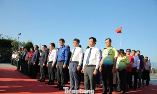 Đang tưởng niệm các Anh hùng liệt sĩ Gạc Ma và thượng cờ Giải Vô địch Quốc gia Marathon - Báo Tiền Phong