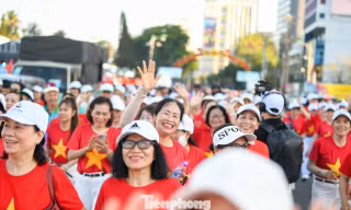 Màn nhảy dân vũ bùng nổ Quảng trường 2/4 - Nha Trang