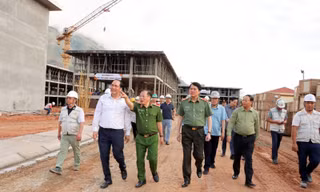 AMACCAO cùng lực lượng Công an vượt núi hiểm trở, gieo chữ nơi 'một tiếng gà gáy ba nước cùng nghe'