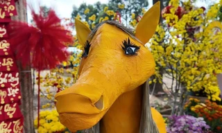 Linh vật Bính Ngọ gây cười 