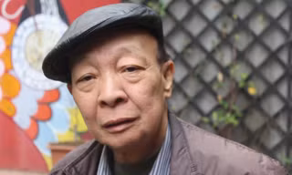 Tác giả bài thơ 'Màu hoa đỏ' qua đời trên xe buýt