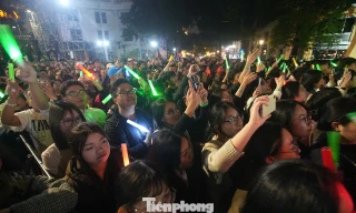 Hàng nghìn người vây kín Trúc Nhân, Lam Trường trước Nhà hát Lớn Hà Nội