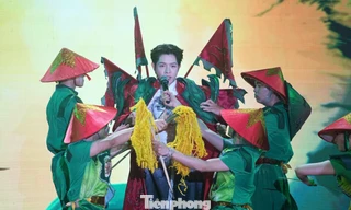 Đức Phúc lần đầu hát 'Phù Đổng Thiên Vương' ở hội Gióng 