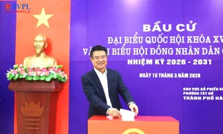 Viện trưởng Viện KSND tối cao Nguyễn Huy Tiến bỏ phiếu bầu cử tại Hà Nội