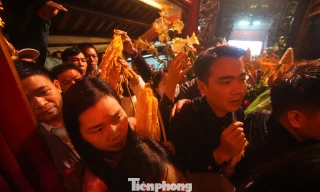 Chen nhau xin lộc hoa tre trong ngày cuối nghỉ Tết 