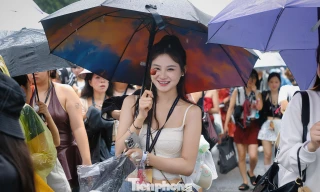 Hàng vạn người đội mưa tầm tã đổ về Hưng Yên 