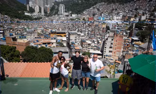 Háo hức xếp hàng 2 tiếng để được check-in 'cổng trời' khu ổ chuột 