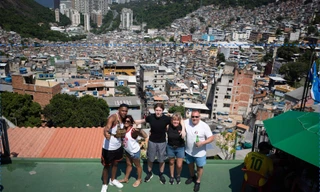 Háo hức xếp hàng 2 tiếng để được check-in 'cổng trời' khu ổ chuột 