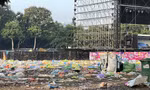Concert ở Hà Nội ngập rác, khán giả bì bõm lội bùn 