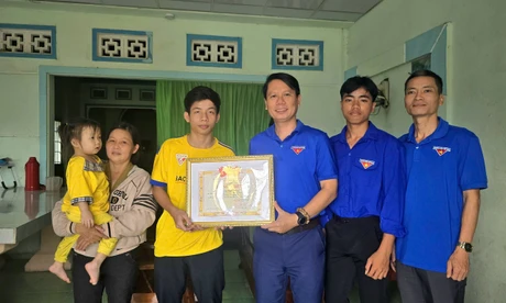 Tỉnh Đoàn Đắk Lắk tặng Bằng khen nam sinh cứu phi công trong vụ máy bay rơi