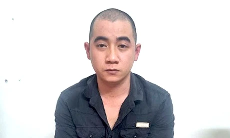 Đối tượng lao ô tô vào quán nhậu nhằm đâm đối thủ đã ra đầu thú