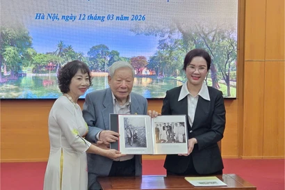 Bức ảnh Bác Hồ tặng hoa con nuôi Madeleine Riffaud