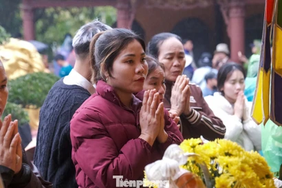 Cứ đến chùa là cầu xin đủ thứ, rải tiền khắp nơi