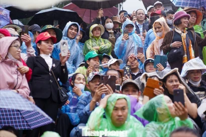 Biển người đội mưa khai hội chùa Hương