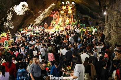 Chen chân đội lễ ở động Hương tích