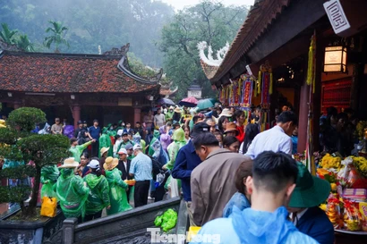 Dòng người đội mưa từ 5h sáng đi khai hội chùa Hương