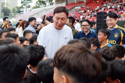 HLV Kim Sang Sik gây sốt