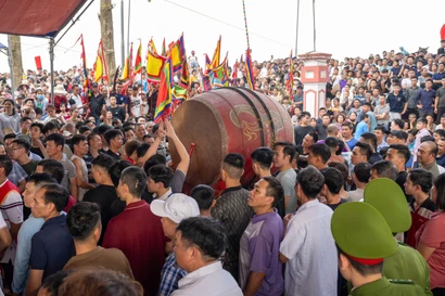 Đông đảo người chờ đợi để đánh phết.