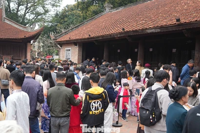 Chen chân cầu đỗ đạt Mùng 2 Tết