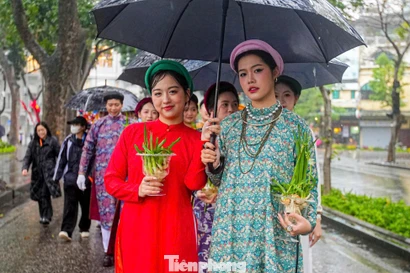 Hàng trăm người diễu hành dưới mưa