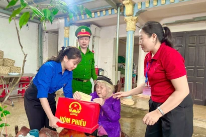 Tuổi trẻ Ninh Bình xung kích hỗ trợ Ngày hội toàn dân tham gia bầu cử