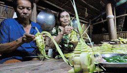 Món nem lầu dần bị thất truyền vì cách trang trí, đan thắt cầu kỳ, tốn khá nhiều thời gian và công sức. Ảnh: Khói bếp miền quê.