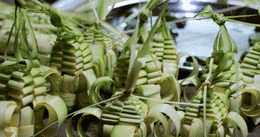 Trước đây, nem lầu cũng được xem là món ăn thử thách sự khéo léo của các cô gái trẻ ở miền Tây. Cô nào khéo tay, ăn được món này xem như đã lọt vào mắt để lựa chọn làm dâu. Ảnh: Khói bếp miền quê.