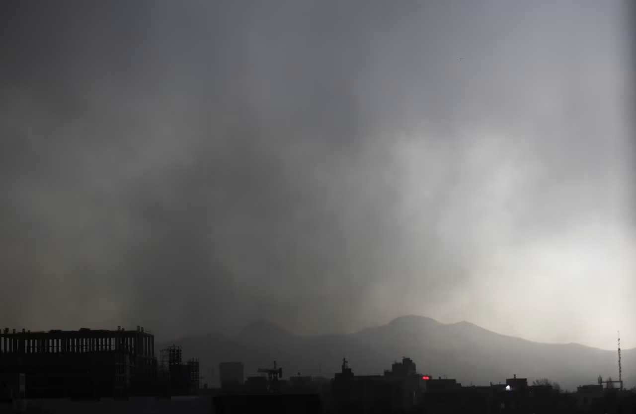 Nước mưa màu đen đổ xuống thủ đô Iran sau vụ Israel tấn công kho dầu