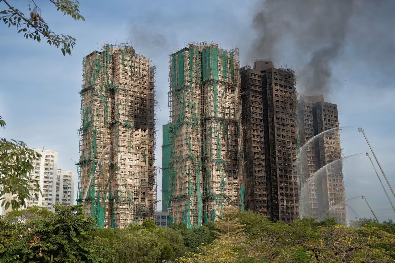 Vụ cháy khu chung cư Hồng Kông (Trung Quốc): Lửa vẫn âm ỉ sau 24 giờ, hàng trăm người vẫn mất tích