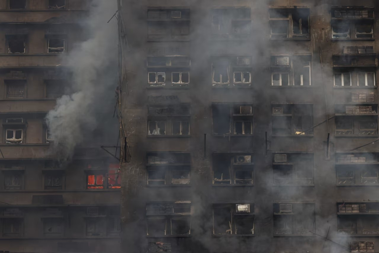 Vụ cháy khu chung cư Hồng Kông (Trung Quốc): Lửa vẫn âm ỉ sau 24 giờ, hàng trăm người vẫn mất tích