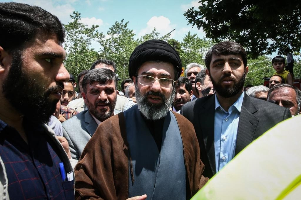 Con trai cố lãnh tụ tối cao Iran sống sót sau một vụ ám sát
