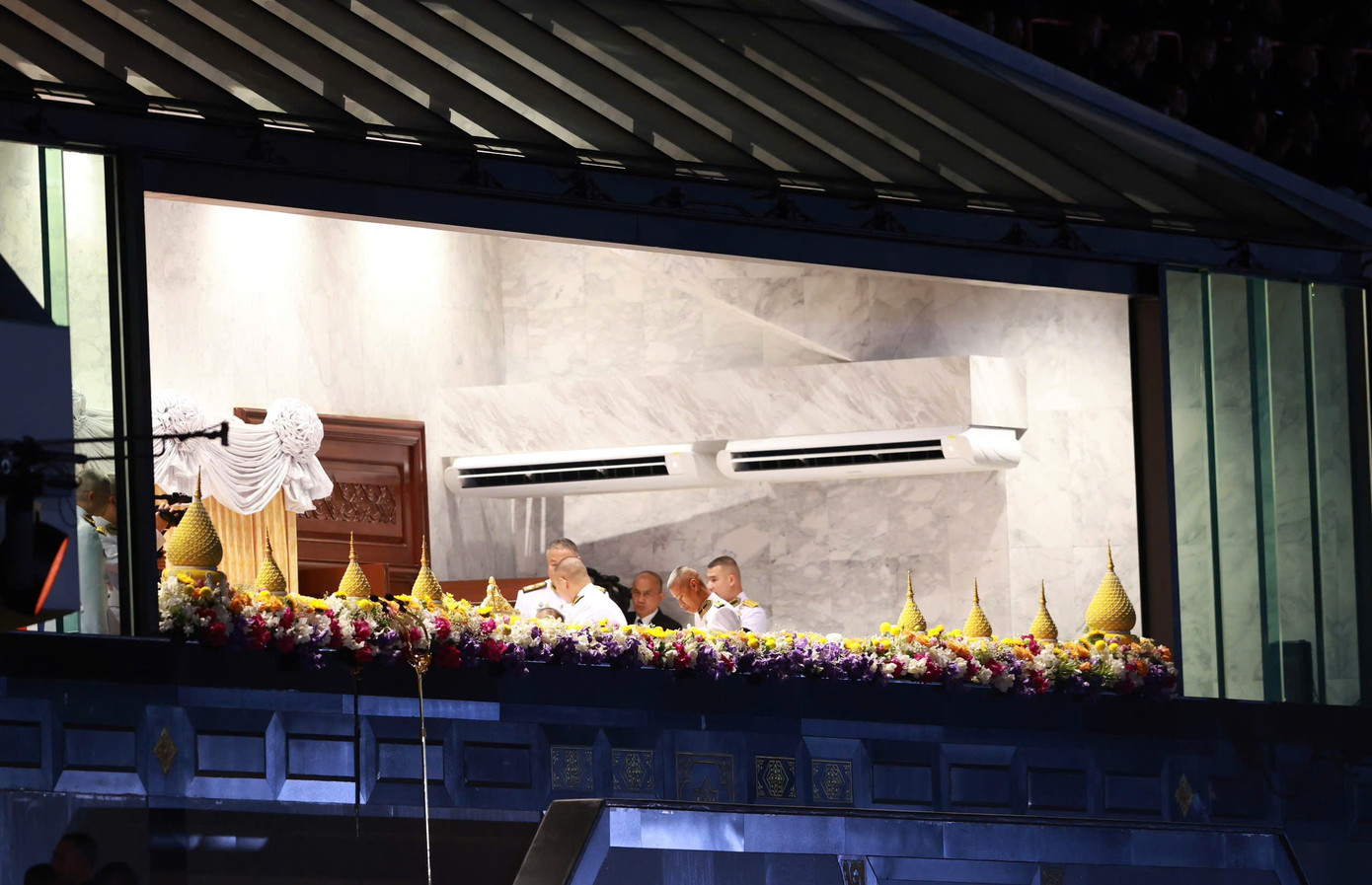 Король и королева Таиланда еще не появились. Фото: Ань Тханг nha-vua.jpg