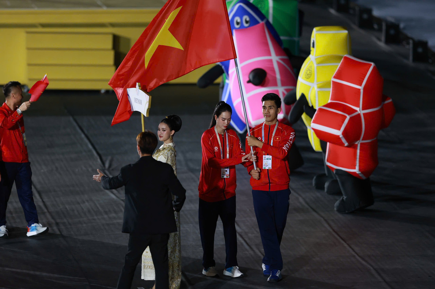 Минь Тхуан и Тхань Тхуи удостоились чести нести флаг вьетнамской спортивной делегации. Фото: Ань Тханг viet-nam-3-4992.jpg