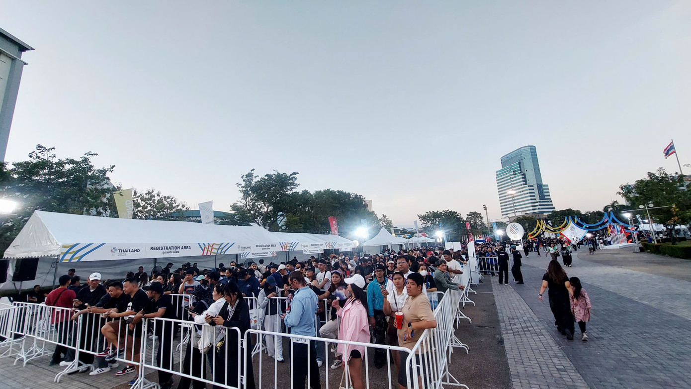 До начала церемонии открытия оставалось всего около 50 минут, и многие болельщики все еще ждали в первой зоне проверки билетов. xep-hang.jpg