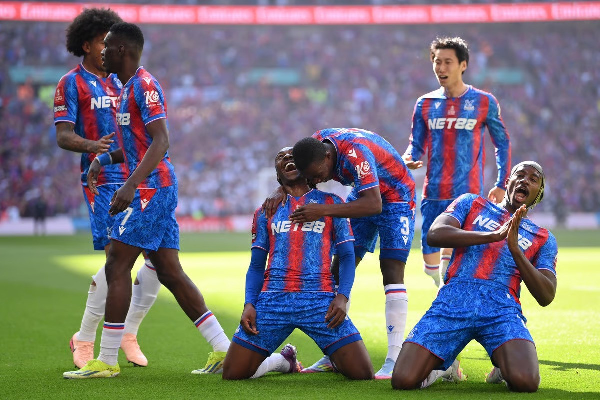 Eze ăn mừng bàn thắng ở chung kết FA Cup 2025 eze-vs-man-city.jpg
