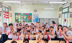 Học sinh nhận lì xì trong ngày đầu quay trở lại trường