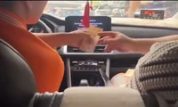 Clip tài xế taxi ở Nha Trang làm 'ảo thuật' biến 200.000 đồng của du khách thành 10.000 đồng